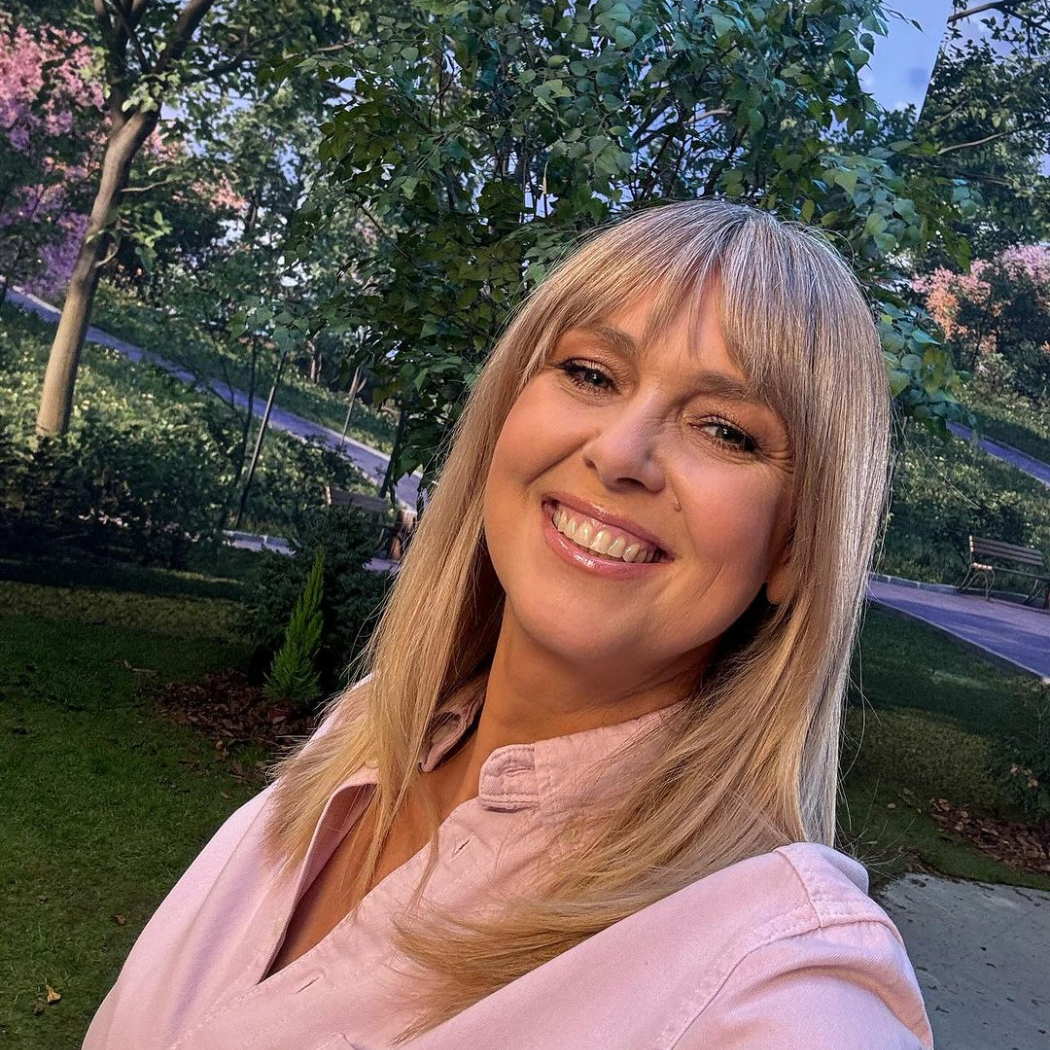 Wachowicz już wyciągnęła z szafy wiosenny płaszcz. 50-latko, wystylizuj go podobnie, by wyglądać bosko